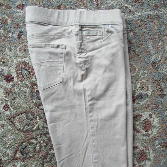 Very Comfortable Stretch Khaki Capris Size 8 - Picture 2 of 7